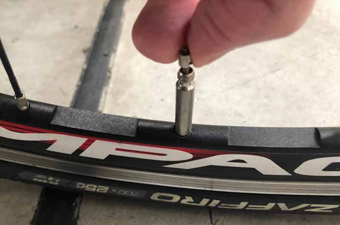 自転車の仏式バルブのネジ