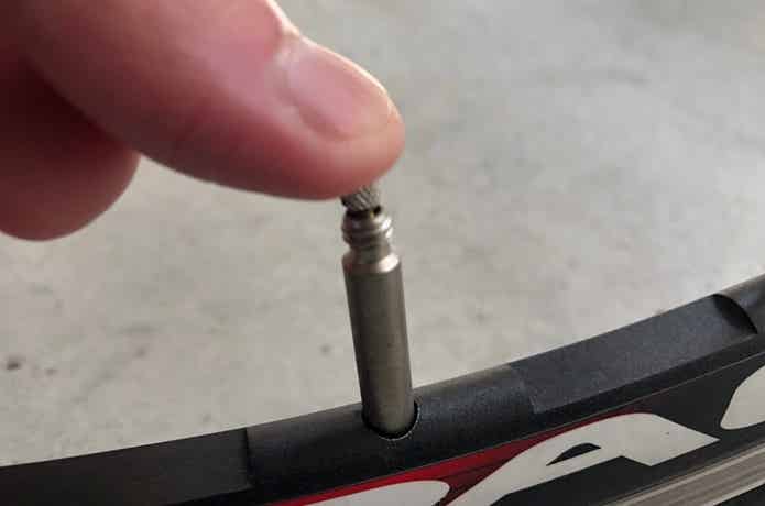 自転車の仏式バルブの空気抜き