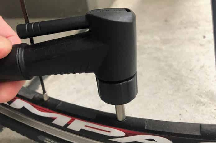 自転車の仏式バルブ空気入れ