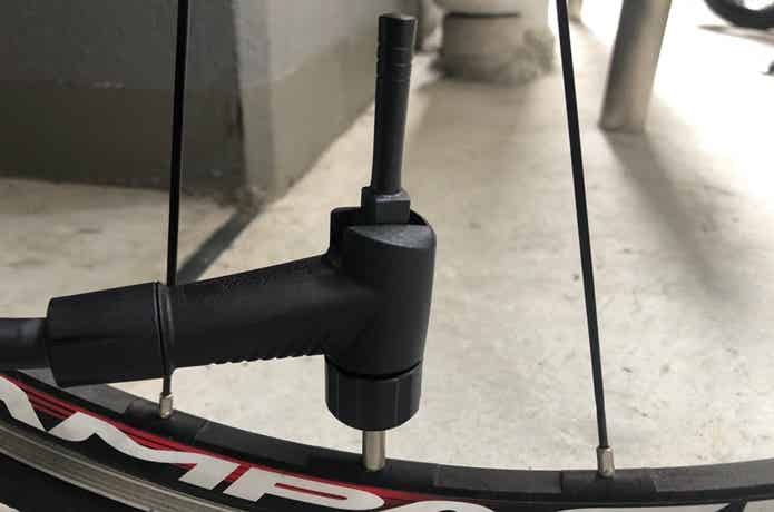自転車の空気入れロック