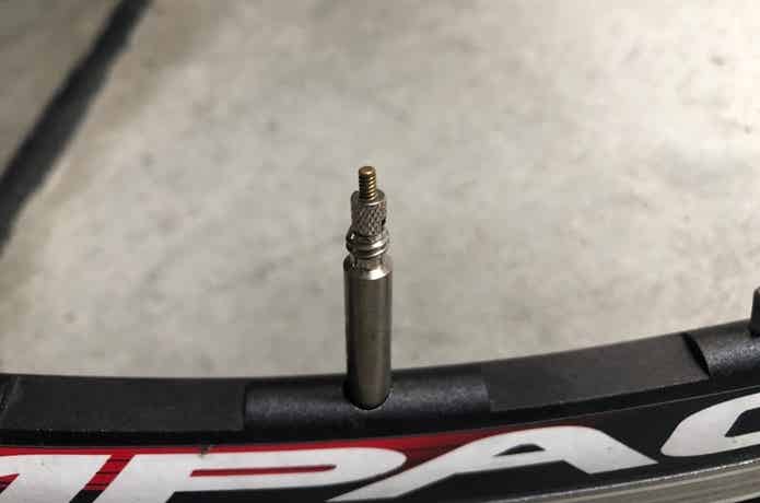 自転車の仏式バルブのネジ締め
