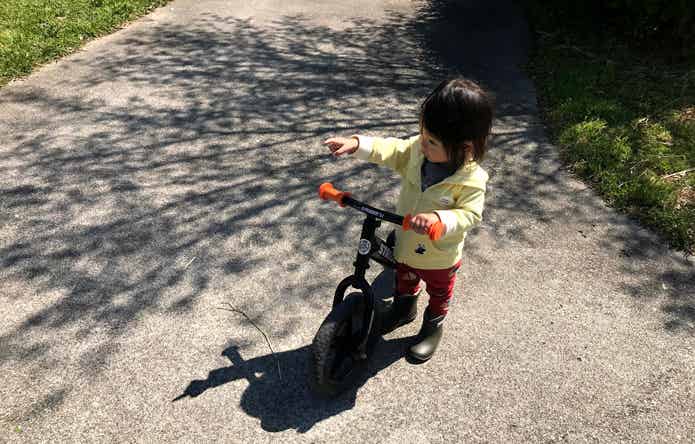 キックバイクと女児