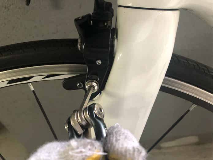 ボルトを緩めてブレーキシューと台座を外す