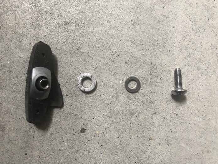 新しいブレーキシューを仮止めする