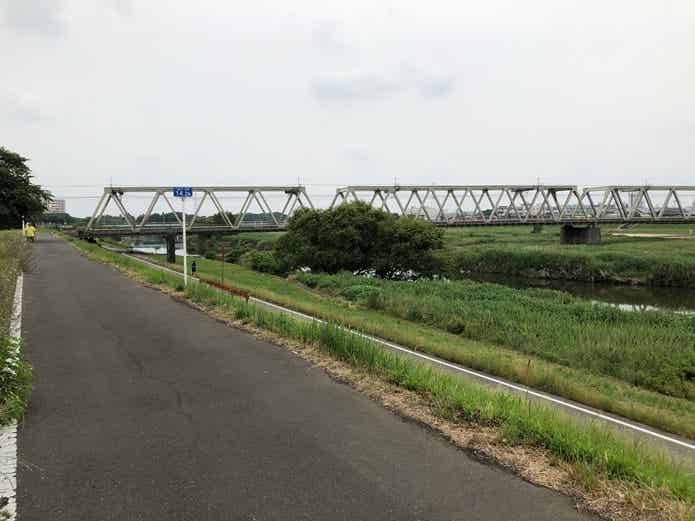 入間川にかかる橋は、入間川側の堤防下に降りて、橋をくぐるように下を走ることができます。