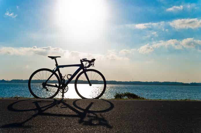 晴天のロードバイクの画像