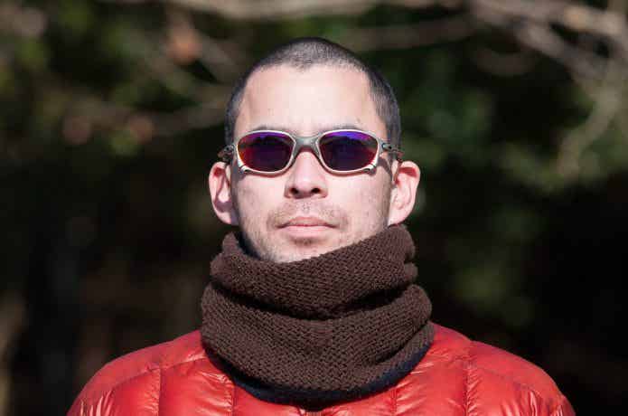 ネックウォーマーを着用した男性の画像