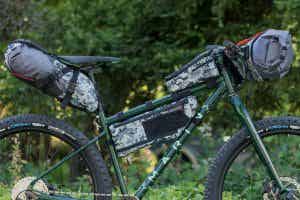 Blackburnの定番バイクパッキング「アウトポスト」シリーズからデジタル迷彩柄が登場