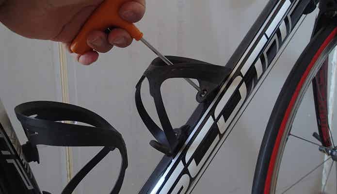 車体の各ボルトの締め付けをチェック
