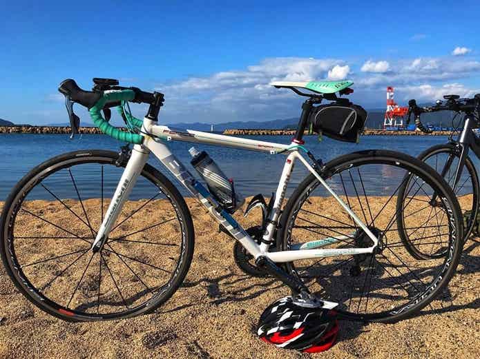 ビアンキのロードバイクと海