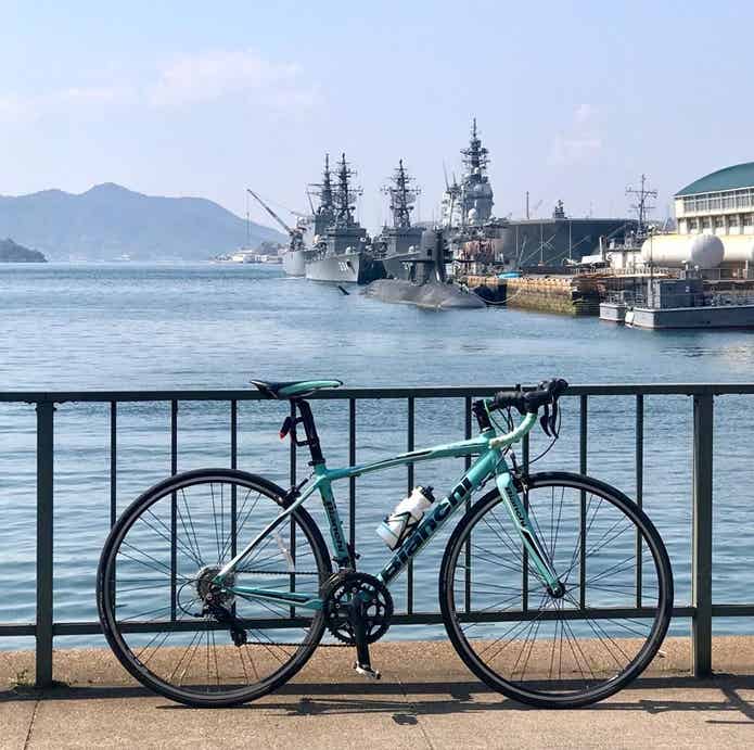 ビアンキのロードバイクと港