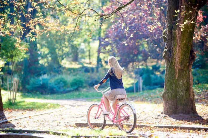 自転車に乗るスカート姿の女性