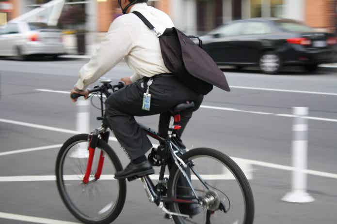 クロスバイクで通勤する男性