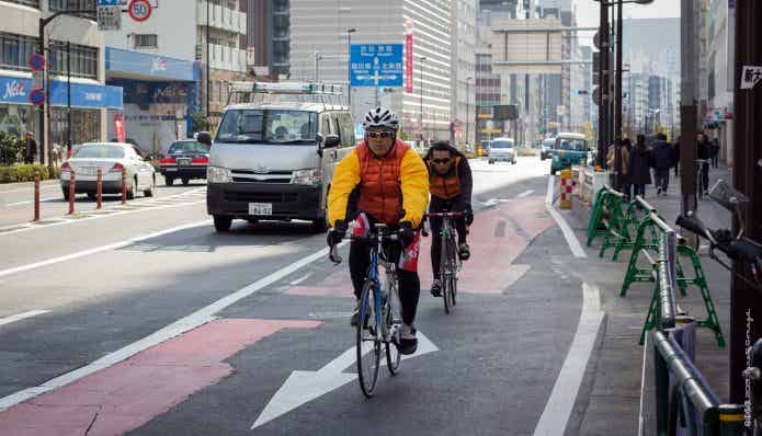 スポーツバイクで通勤する人