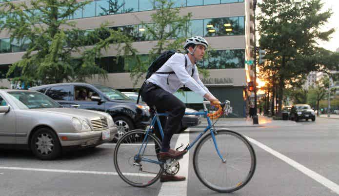 ロードバイクで通勤する男性