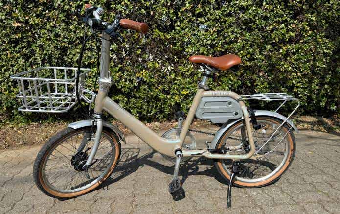 前かごとリアキャリアを付けた電動ミニベロ