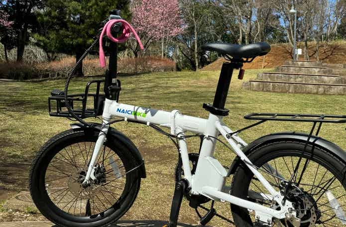 公園に止めた電動折りたたみ自転車