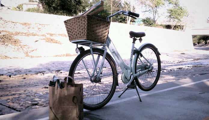 センタースタンドがついた自転車と荷物
