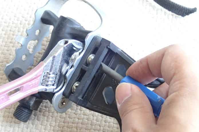 ボルトとナットでトゥークリップを取付ける