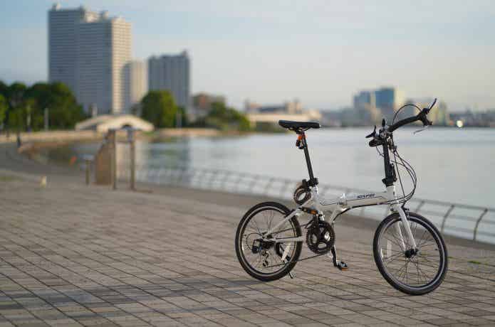 街中をおしゃれに走る「ミニベロ」