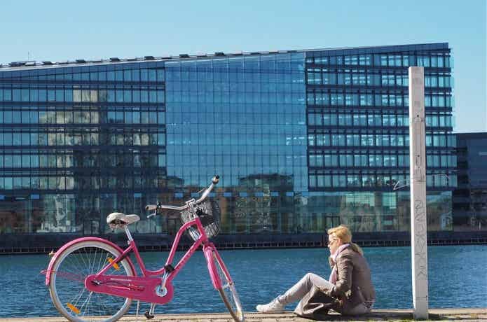 ピンクの自転車と女性