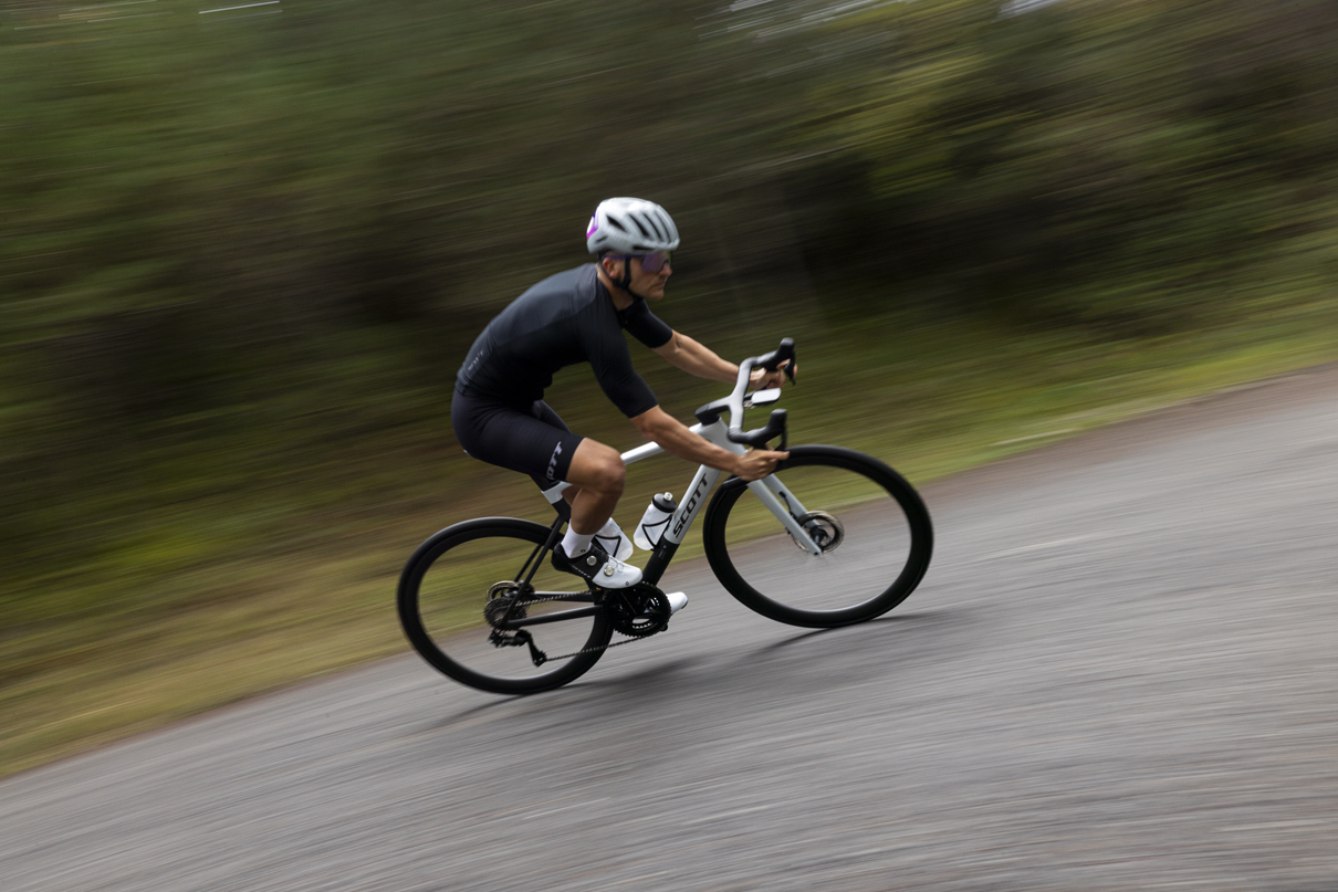 スコットロードバイクに乗る男性