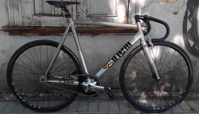 変速できるロードバイクか、ピストか