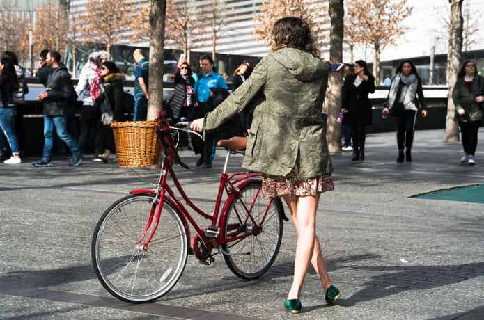 自転車をおす女性
