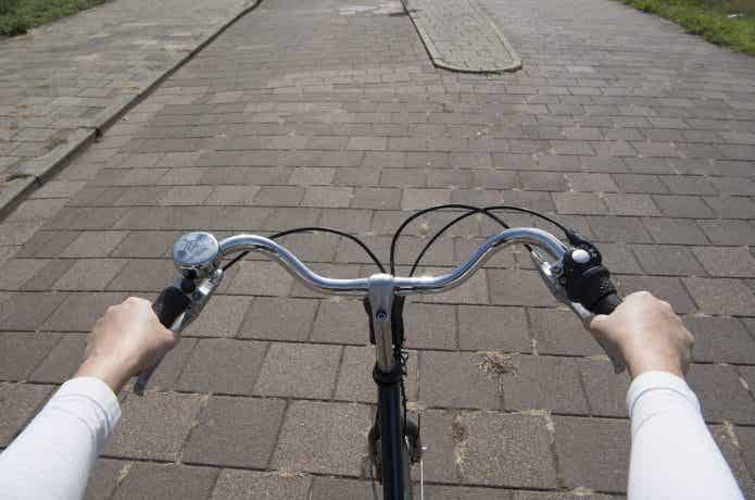 サイクリング中の自転車のハンドル