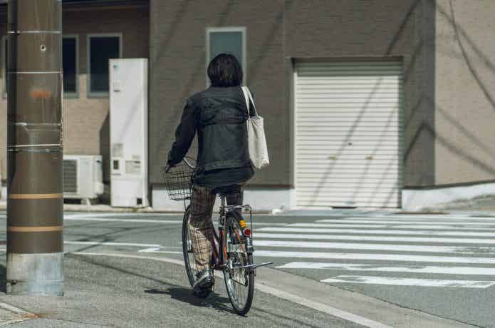 歩道を通行するときは、「道路側」