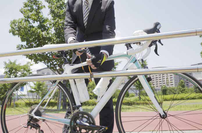 地面から離れた位置で施錠する様子