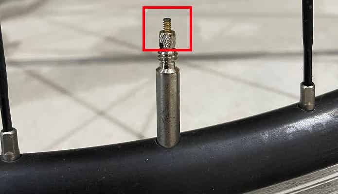 バルブの先端を緩める