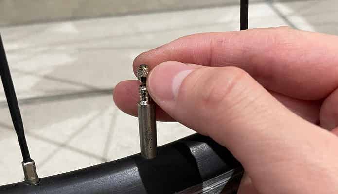 バルブの先端を緩める