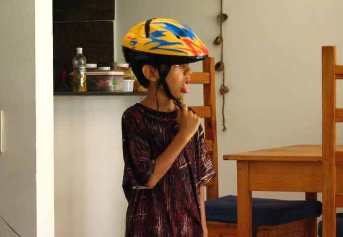 ヘルメットを嫌がる男の子