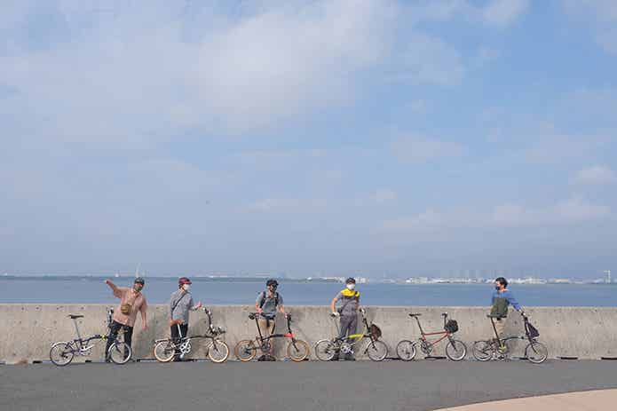 折りたたみ自転車で海岸を旅する様子