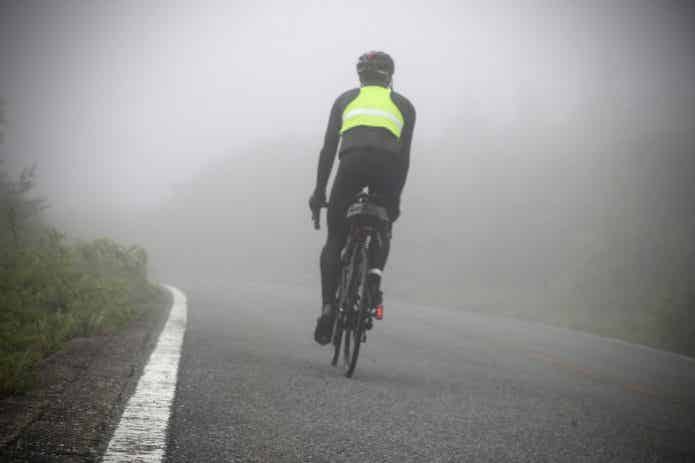 自転車 サイクリング 霧