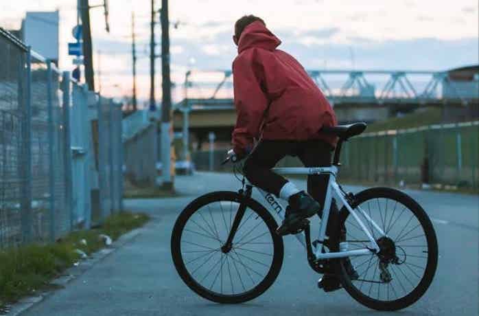 tern clutch 赤いパーカーの男子