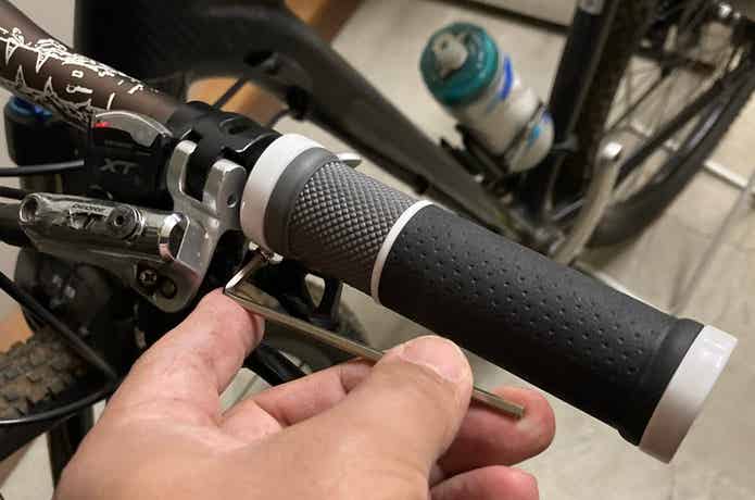 グリップ　交換　自転車