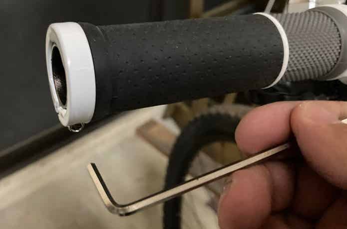 グリップ　交換　自転車