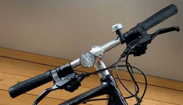 自転車　フラットバーハンドル
