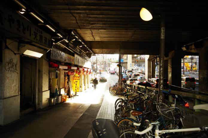 渋谷　ガード下　放置自転車