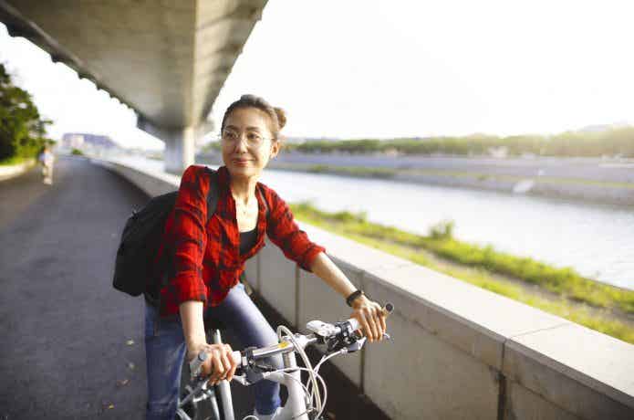 クロスバイク　女性　サイクリングロード