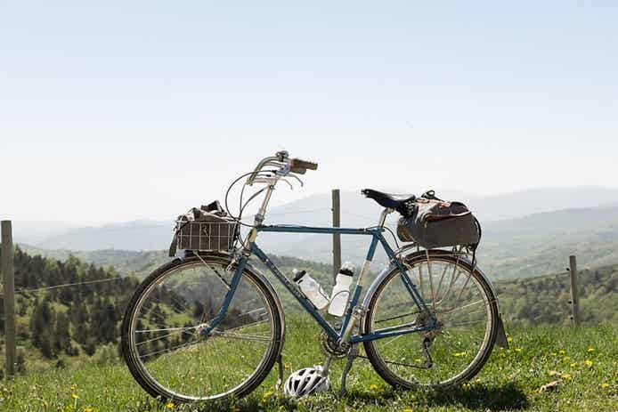 荷物を載せた自転車
