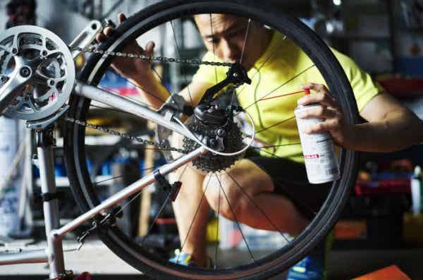 自転車　チェーン　男性　注油