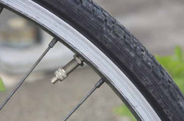 自転車　タイヤ　英式バルブ
