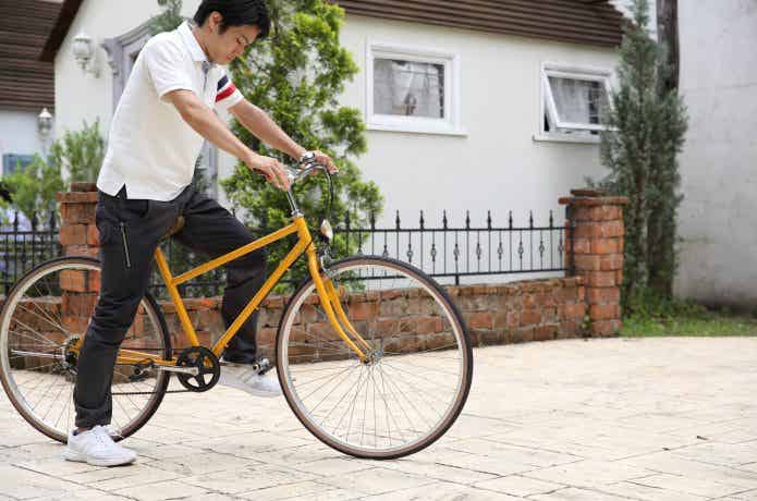 自転車　男性　ブレーキ確認