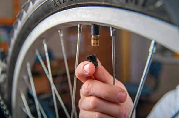 自転車　タイヤ　米式バルブ