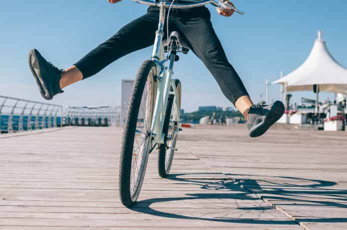 自転車　乗車　開脚姿勢