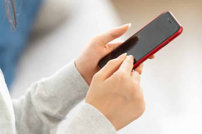 スマホ　女性の手