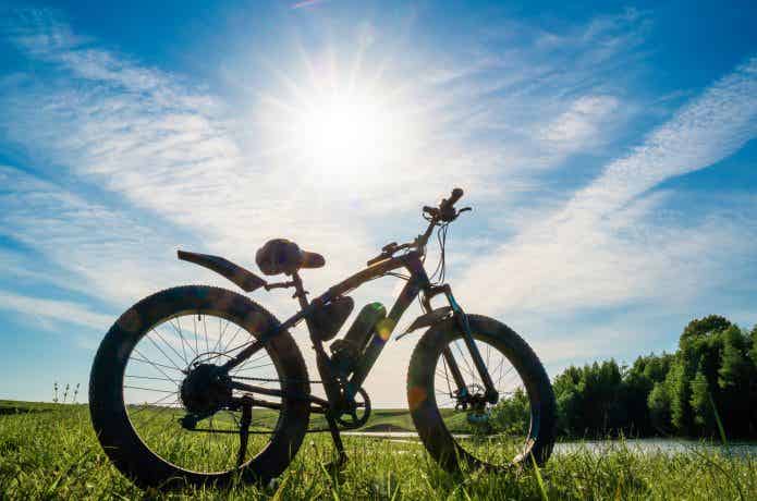 電動アシスト自転車　晴天　草原